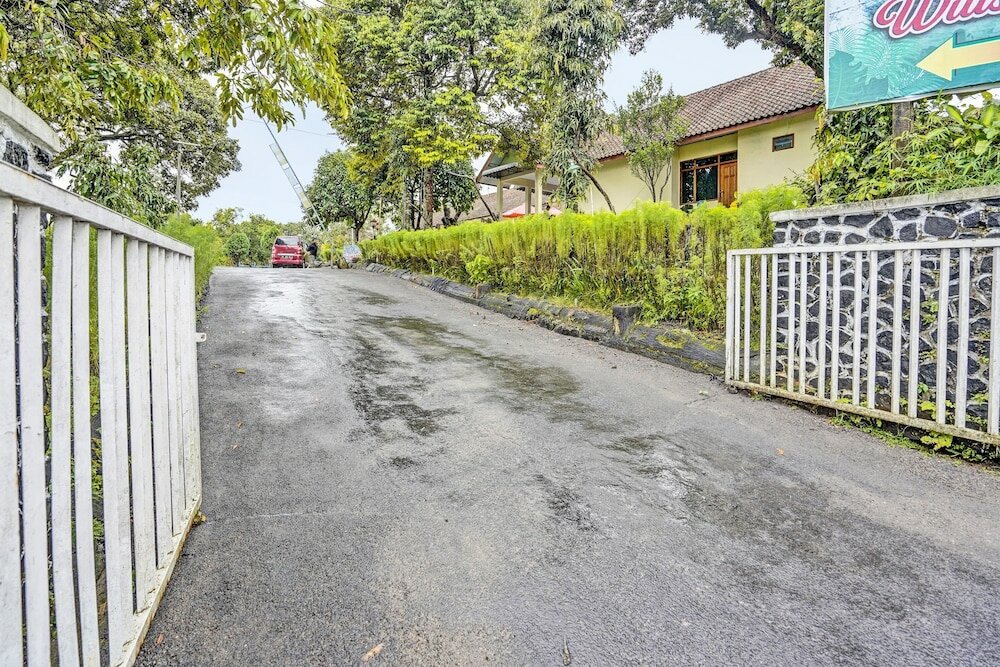 Фото Capital O 92162 Hotel Wisata Karya