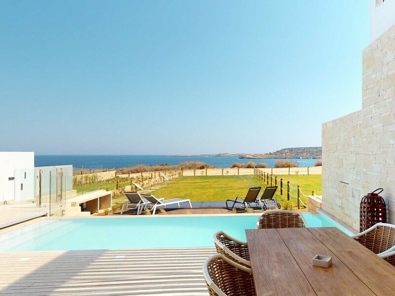 Гостиница Sanders Konnos Bay Artemis - Captivating 5-bedroom Villa On the Beach Front в Протарасе