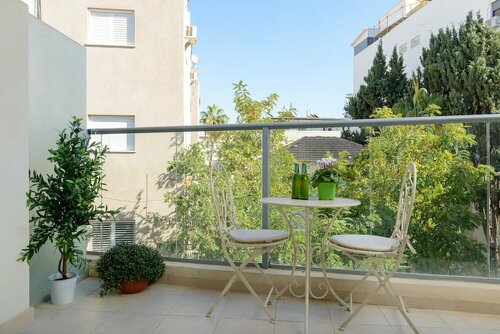 Гостиница Spacious Modern Apt 1 Step To Beach в Тель-Авиве