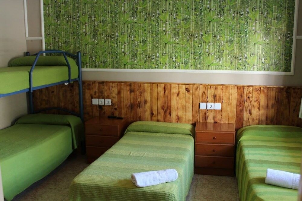 Фото Hostal Isla Cristina Mataró