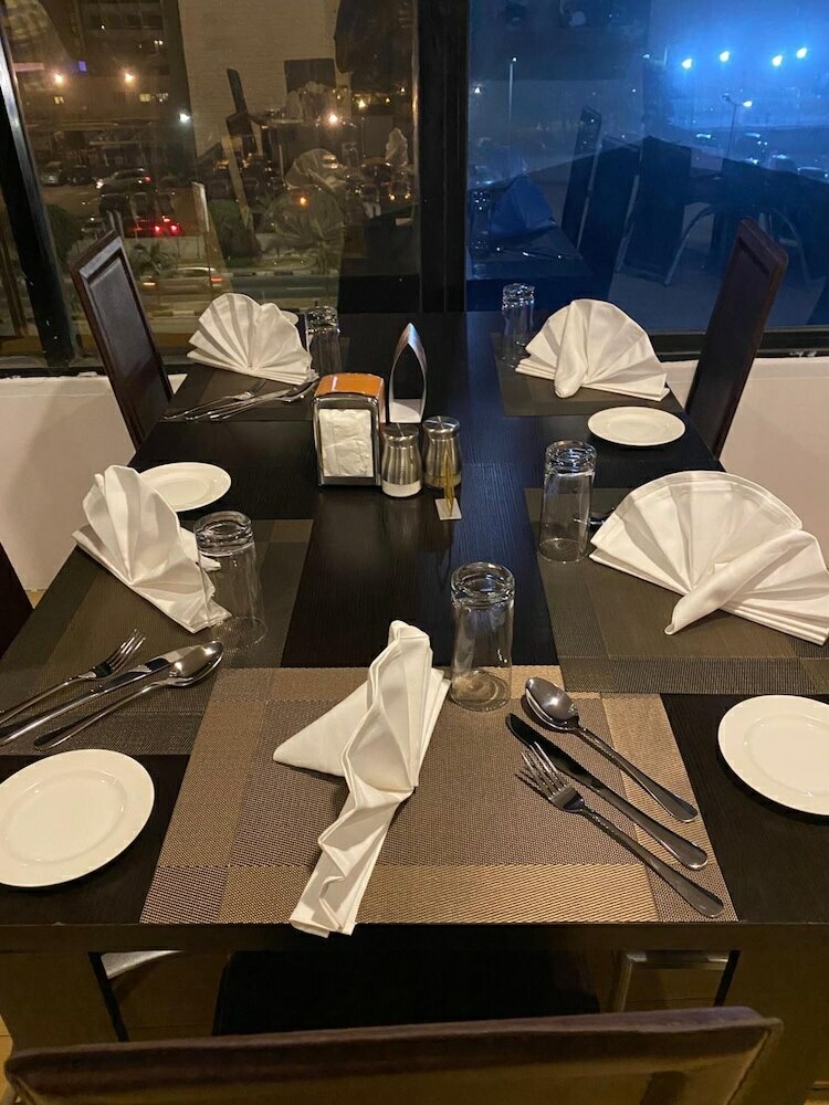 Фото Posh Hotel And Suites