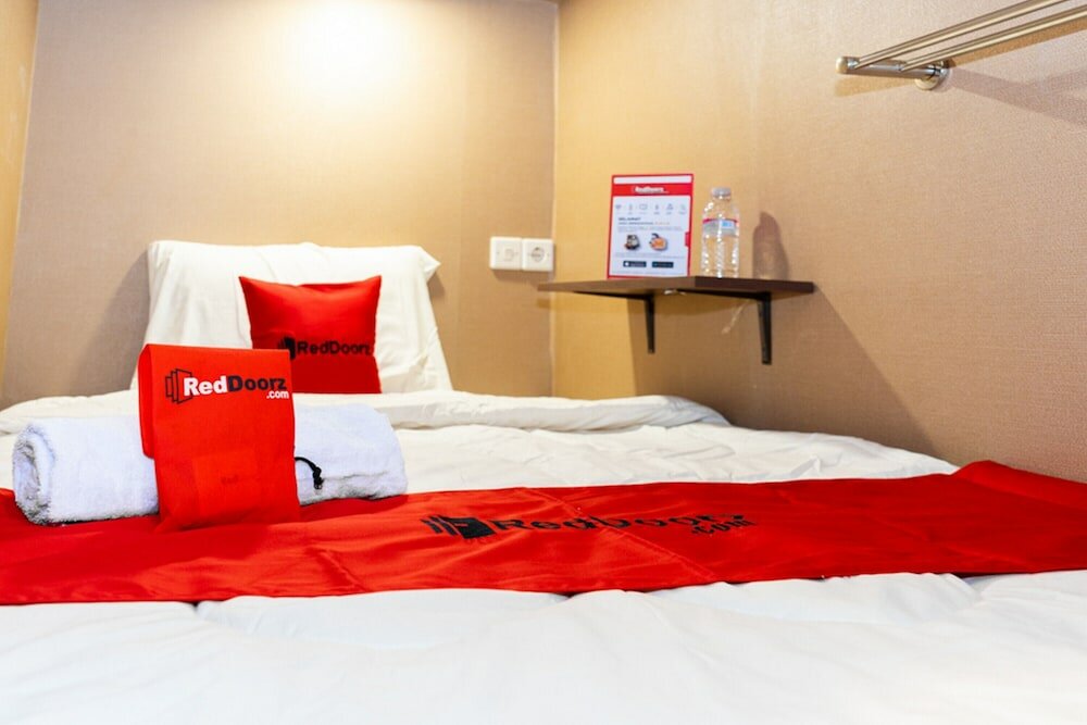 Фото RedDoorz Hostel @ Di Panjaitan Simpang Lima
