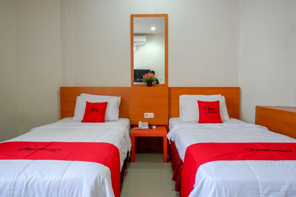 Фото RedDoorz Plus @ Cameloan Hotel Palu