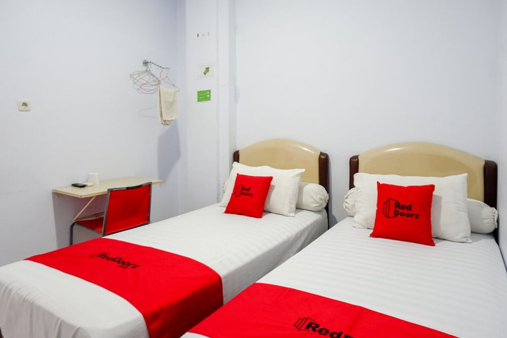 Фото RedDoorz @ Hotel Bravo Pantai Kamali Bau Bau