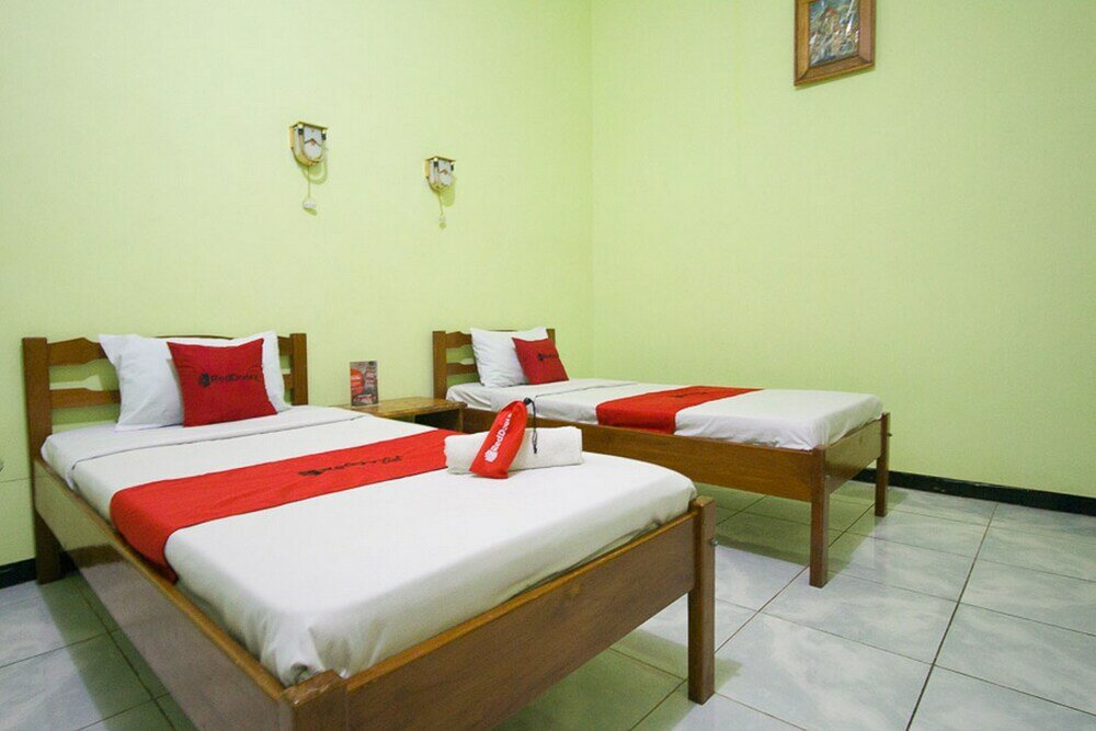 Фото RedDoorz Plus @ Jalan Raya Pasir Putih