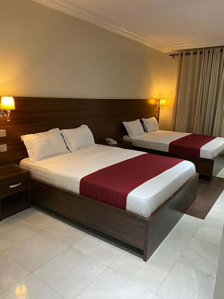 Фото Posh Hotel And Suites