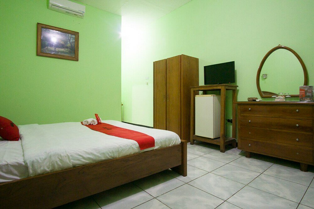 Фото RedDoorz Plus @ Jalan Raya Pasir Putih