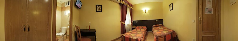 Фото Hostal Las Cortes