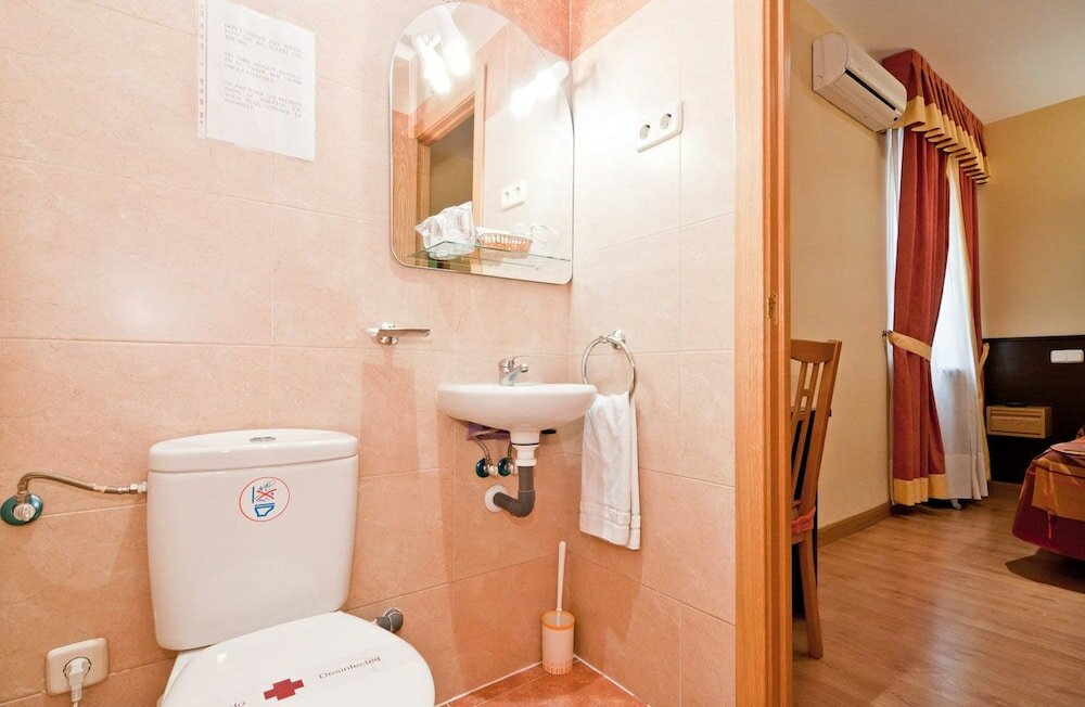 Фото Hostal Las Cortes