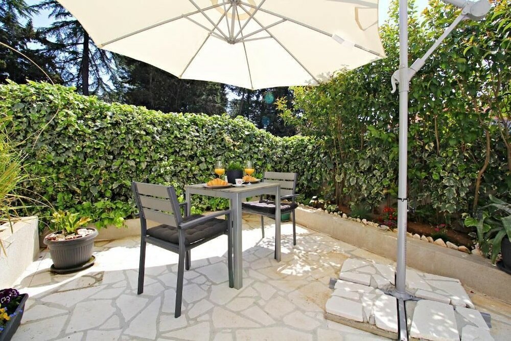 Фото Luxury Apartments Gold and Grey