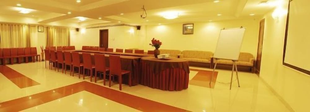 Фото Fabhotel Ambience Executive