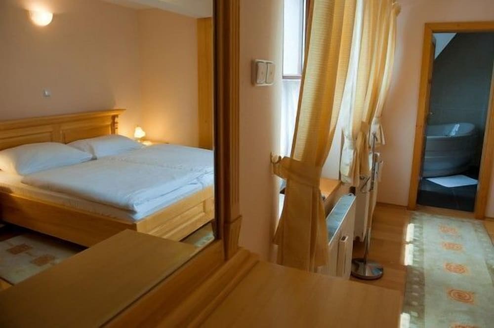 Фото Hotel Karpatsky Dvor