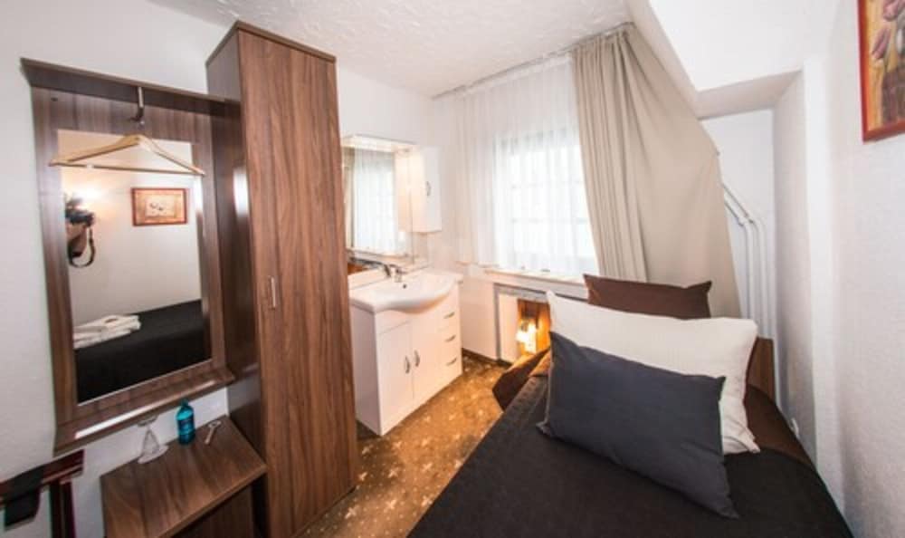 Фото Löwenbräu Köln Hotel & Restaurant