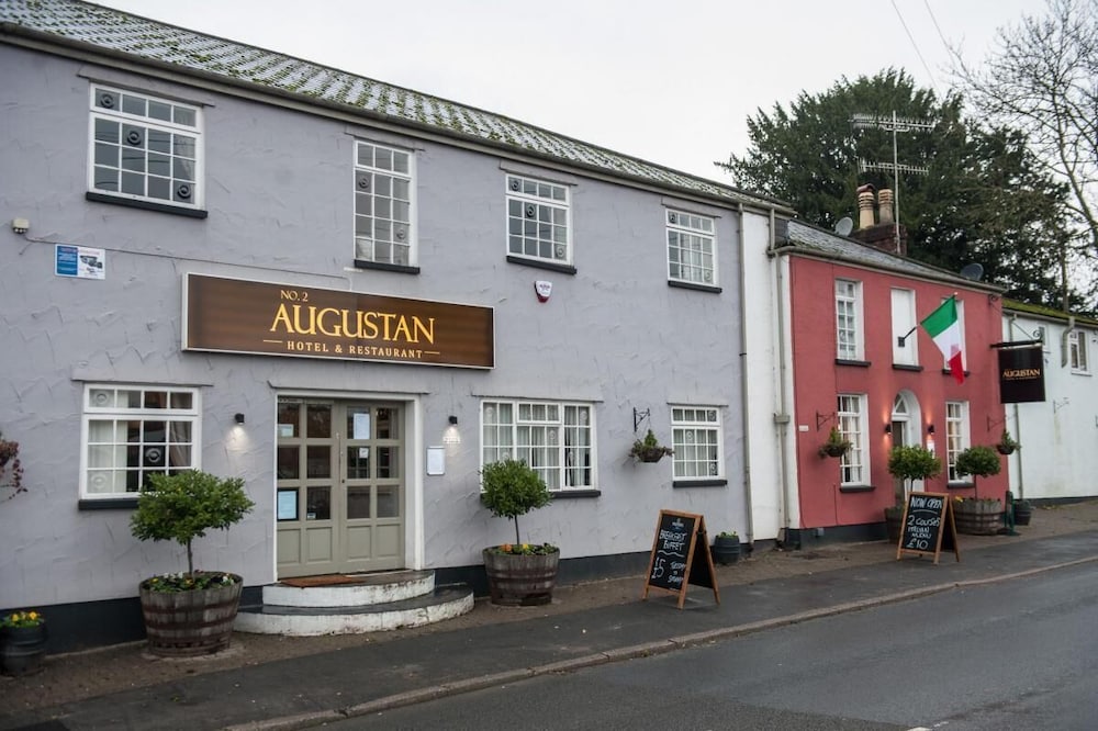 Фото отеля 1