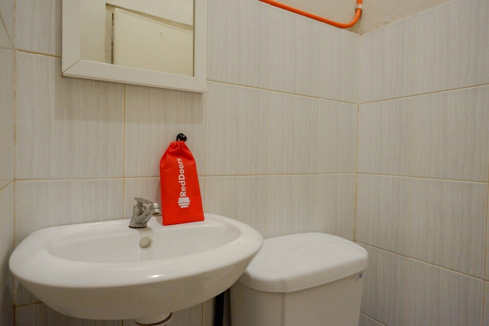 Фото RedDoorz near Stasiun Tawang Semarang