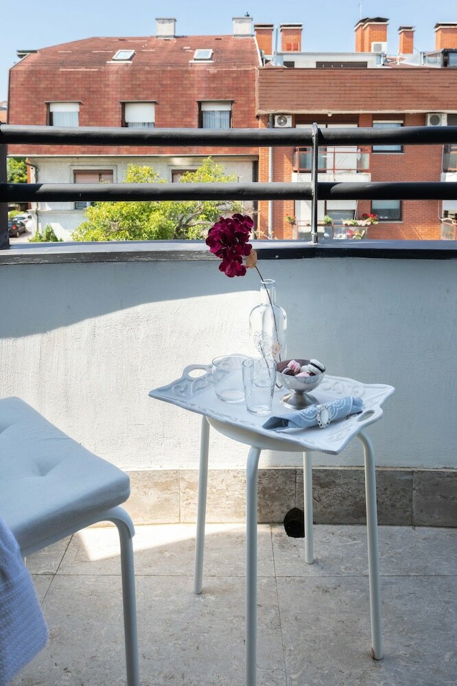 Фото Cozy and Bright Studio Near City Center