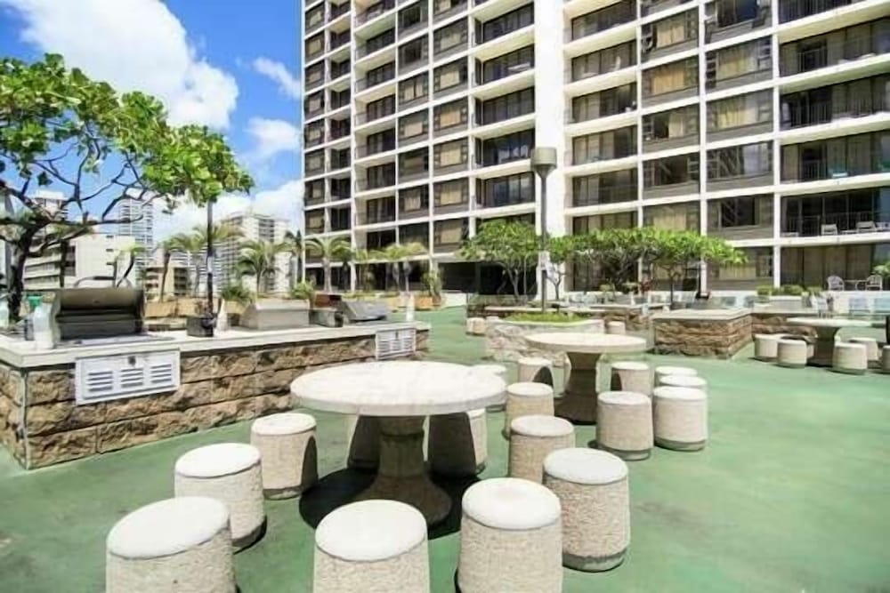 Фото 7th Floor Garden View Condo In Walking Distance to Waikiki Beach by Redawning