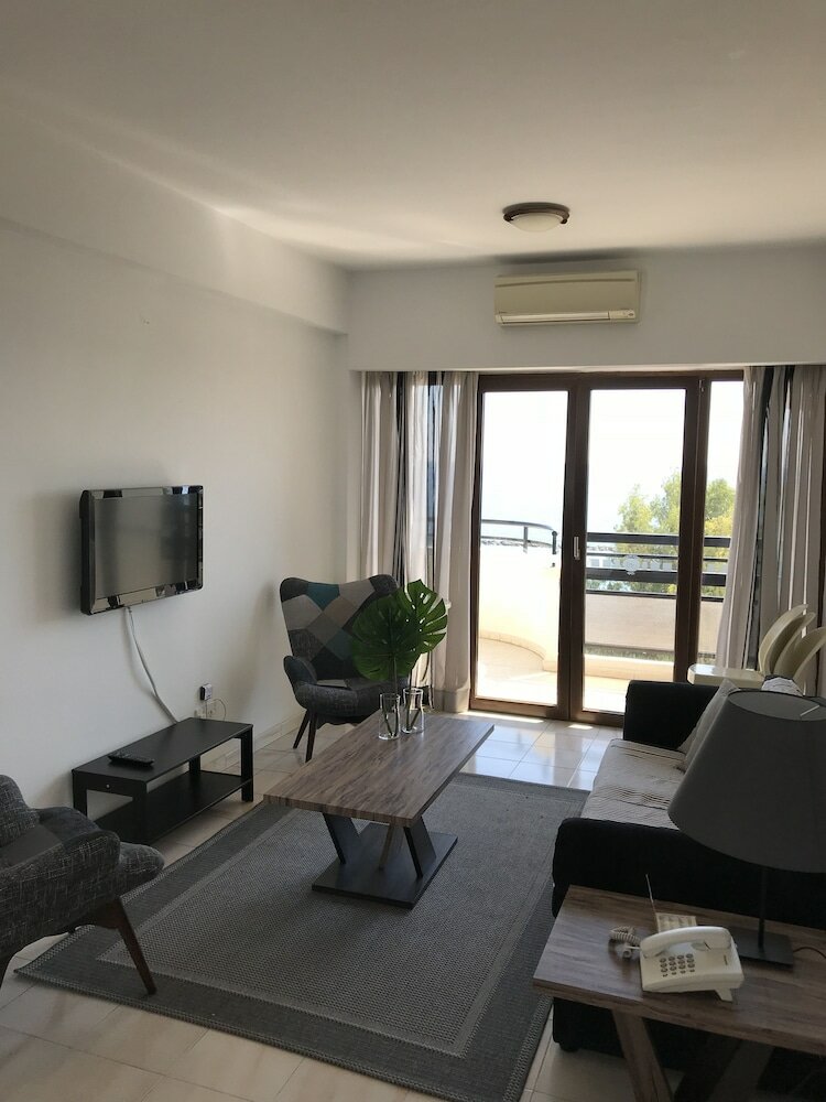 Фото Pigeon Beach Hotel Apartments