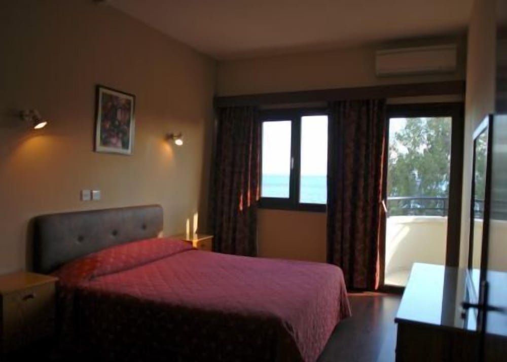 Фото Pigeon Beach Hotel Apartments