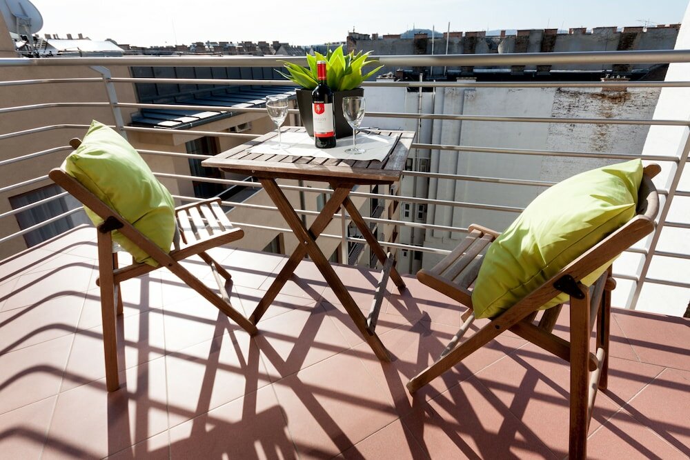 Фото Corvin Plaza Apartments and Suites