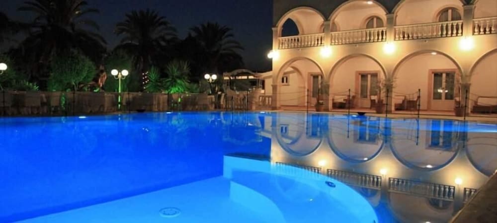 Фото отеля 2