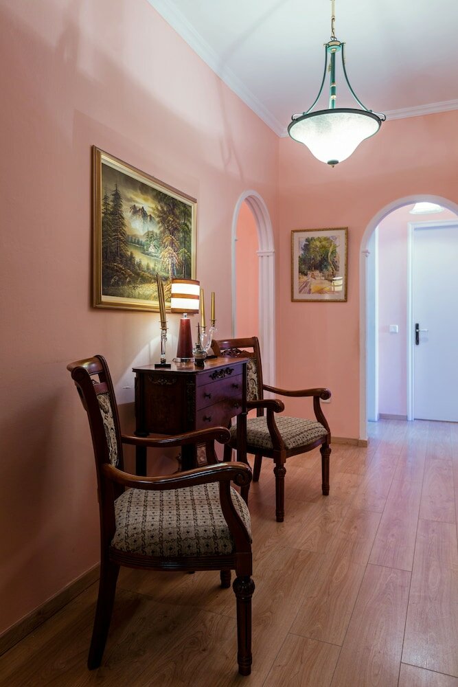 Фото Sidewalk Apartment