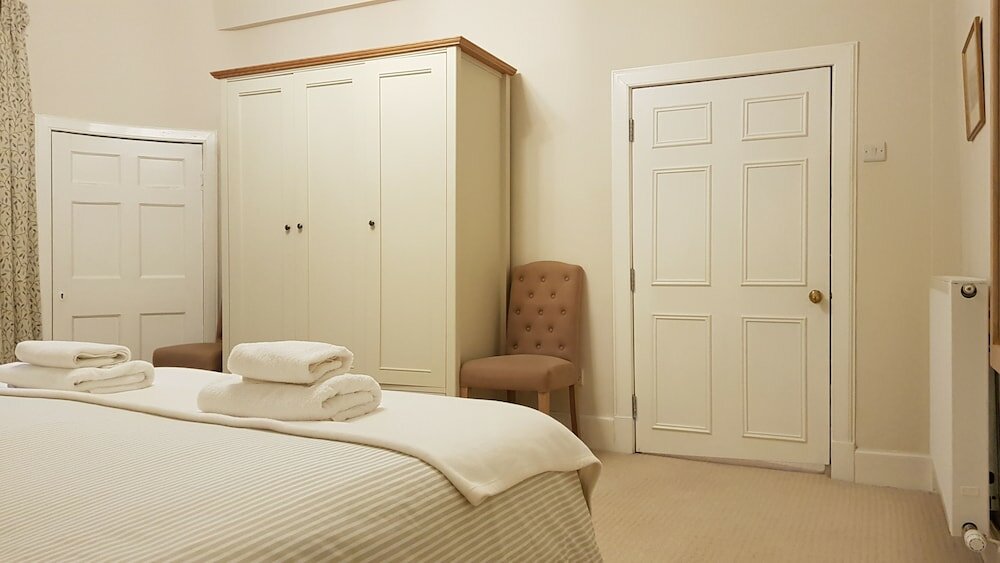 Фото Authentic Central 3-Bedroom Apartment