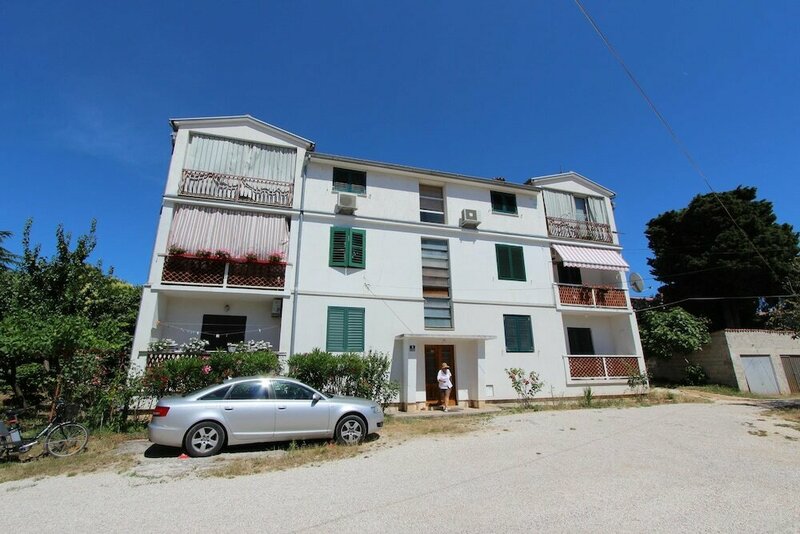 Гостиница Apartments Paris в Ровине