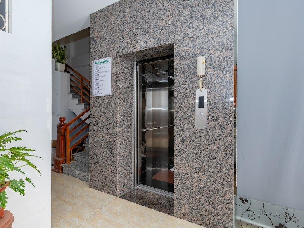 Фото Oyo 1028 Flower House Apartment