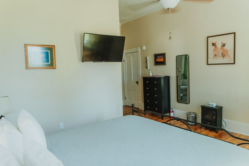 Фото Alpine Bed and Breakfast