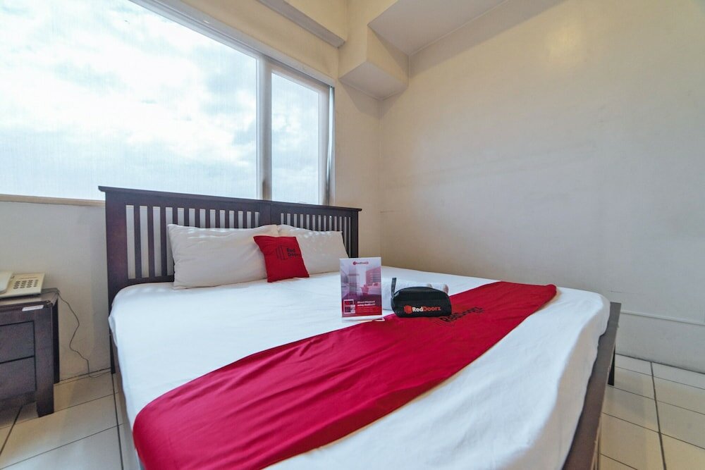 Фото RedDoorz Plus @ E Rodriguez Corner Banawe