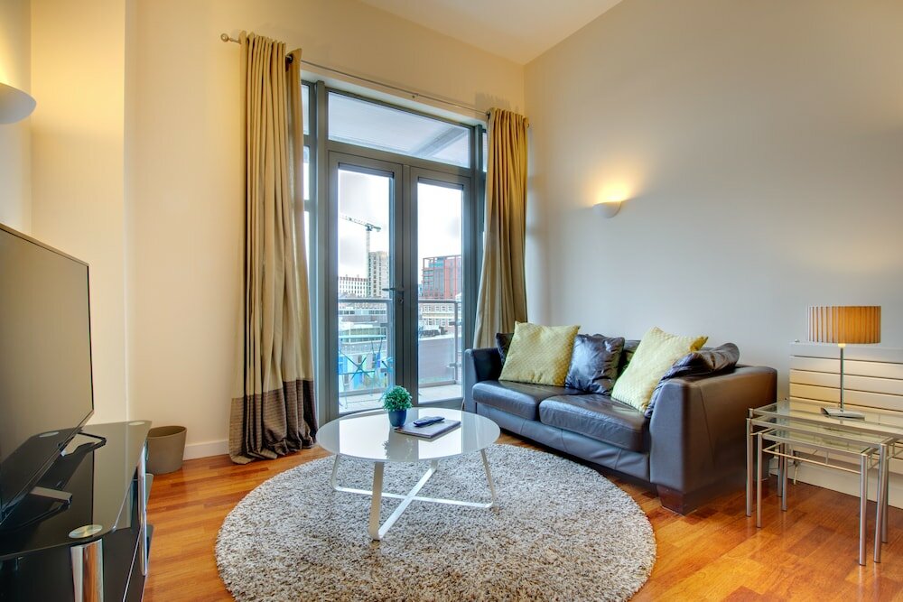 Фото Week2Week Fabulous 1 Bedroom City Centre Apartment