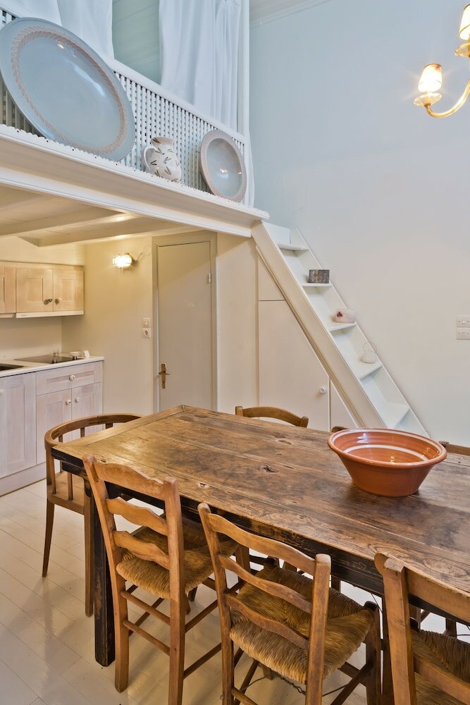 Фото White Traditional House