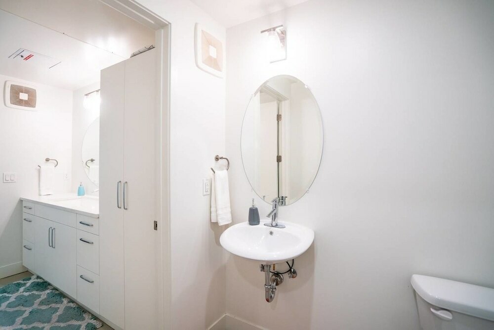 Фото Minimalist & Alluring Condo, Walk to Mile High