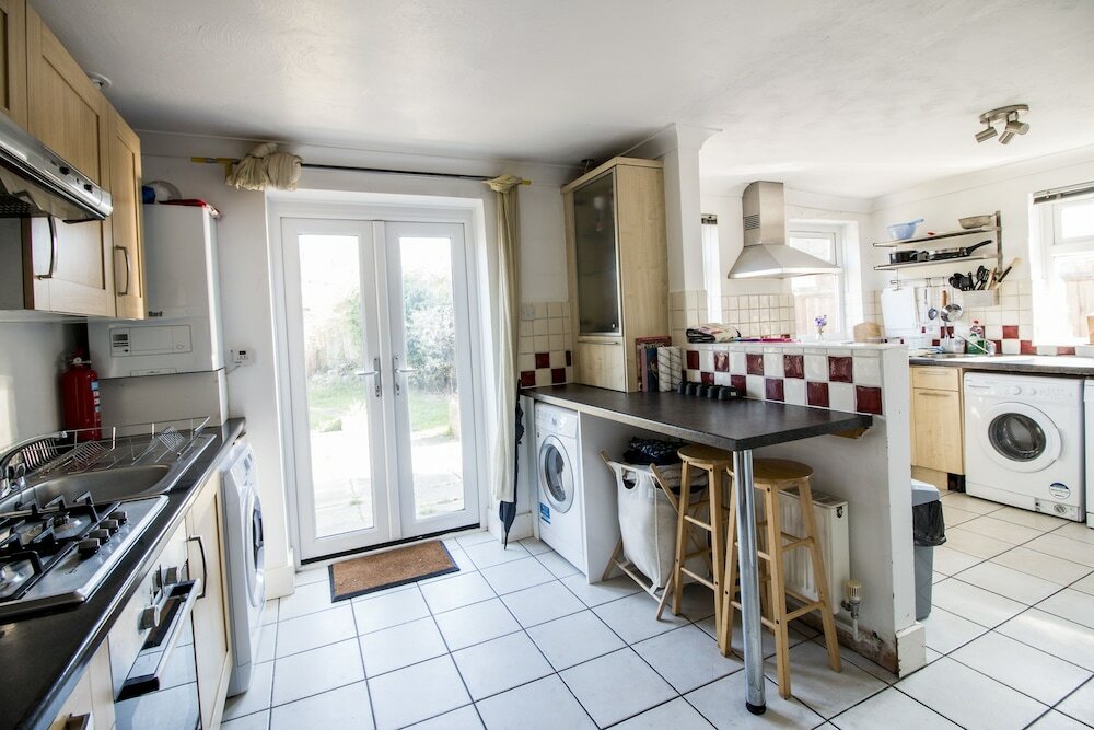 Фото Lovely Rooms in a Quiet Place of Woking