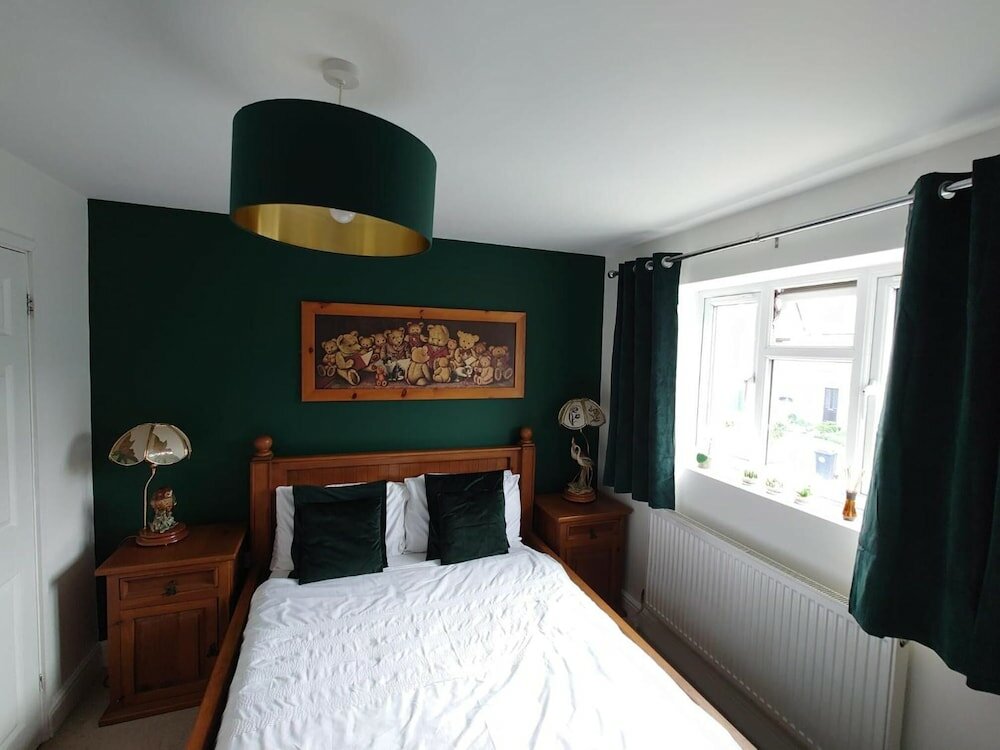 Фото Lovely Rooms in a Quiet Place of Woking