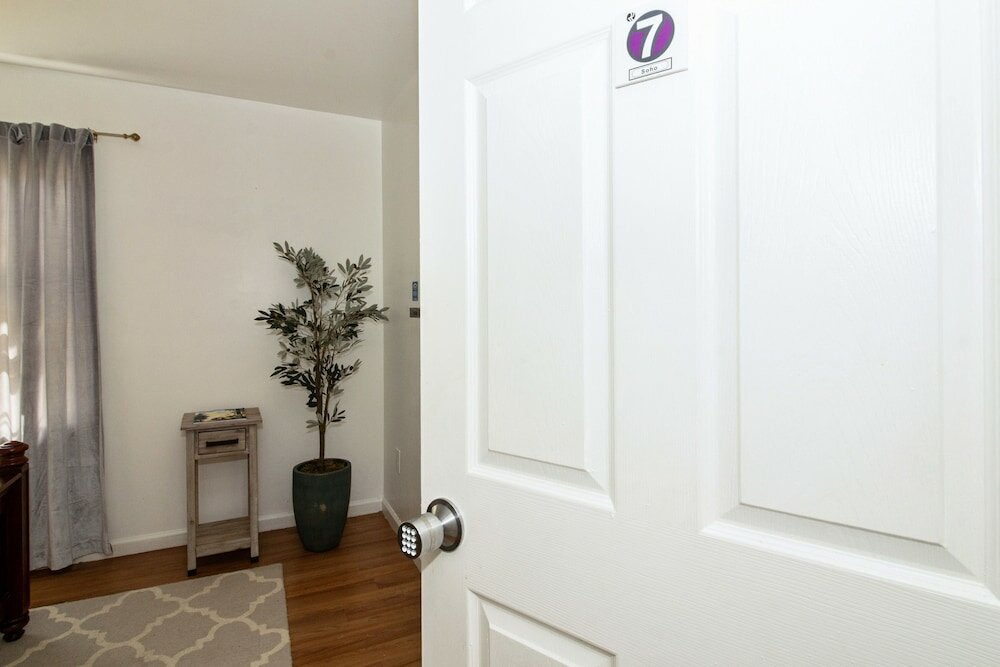 Фото Racpanos Modern Stay on Ocean Avenue