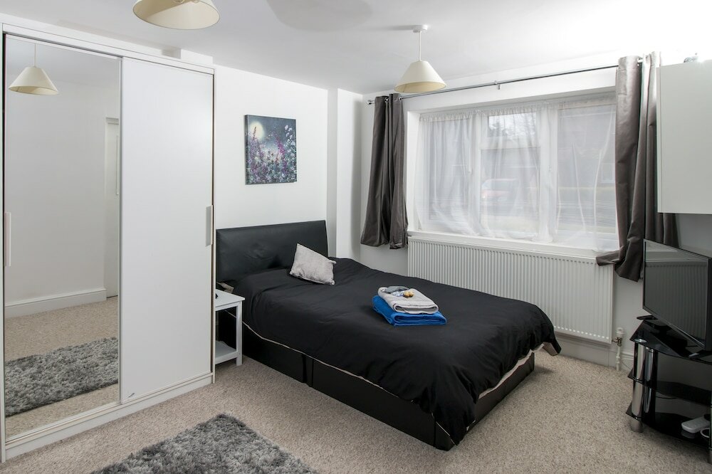 Фото Lovely Rooms in a Quiet Place of Woking