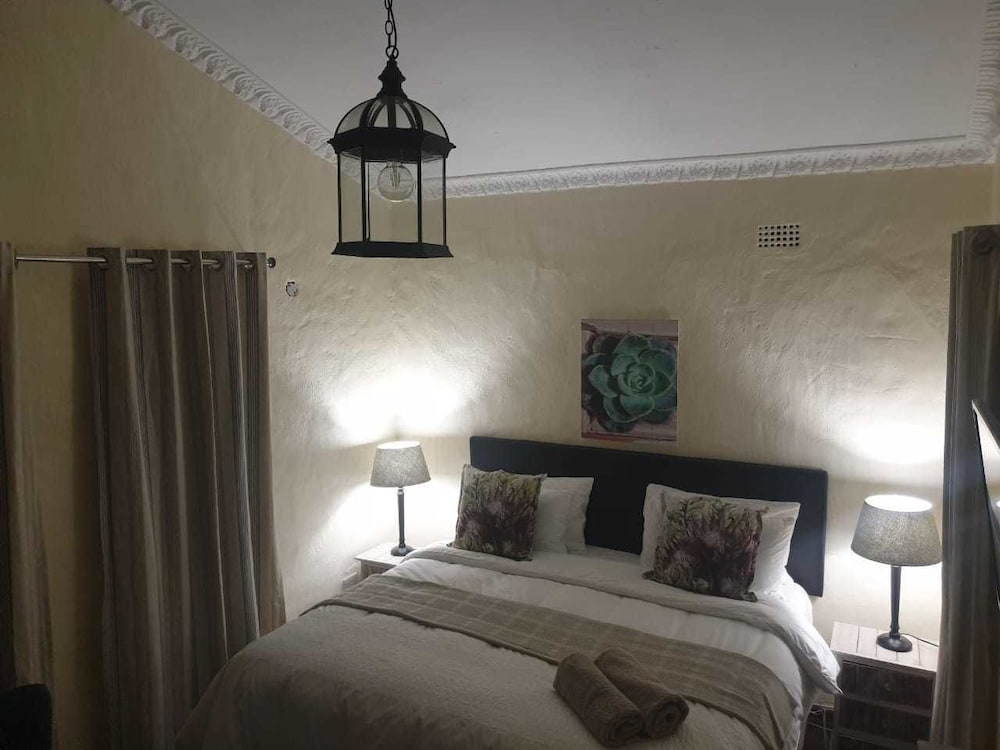 Фото Airport Tower Lodge