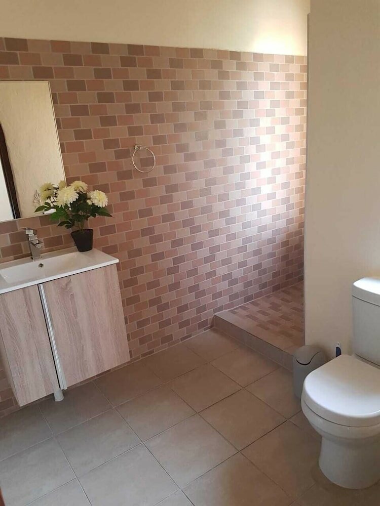 Фото Airport Tower Lodge