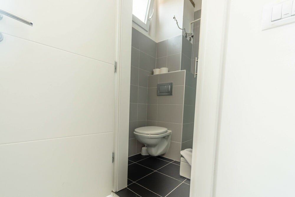 Фото City Center Studio Apartments L&b