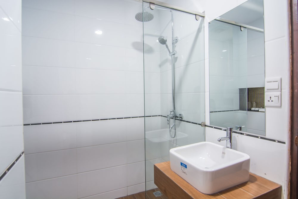 Фото Woodside Inn & Serviced Apartments