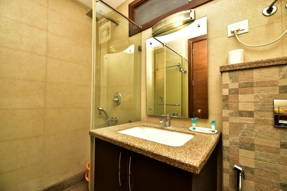 Фото Woodpecker Service Apartments Green Park