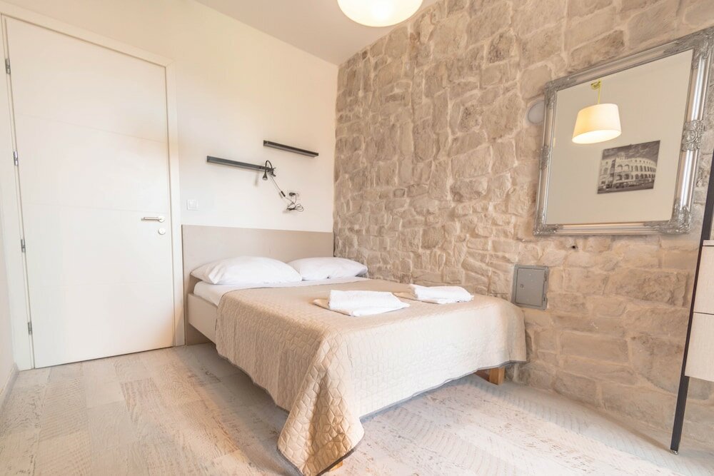 Фото City Center Studio Apartments L&b