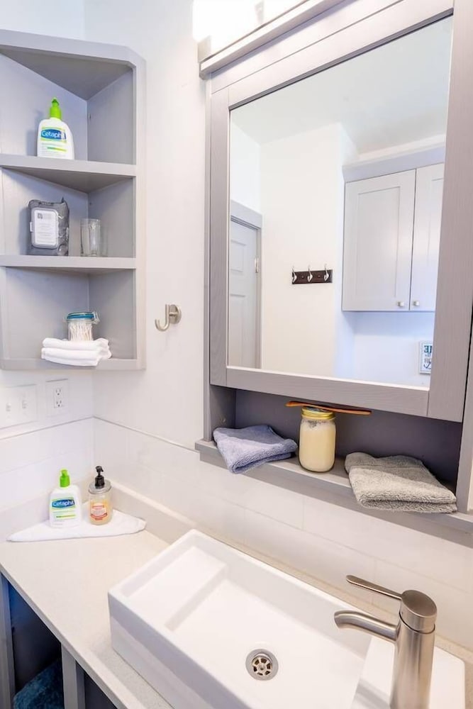 Фото The Beautiful Berkley Homestead Walk to Tennyson