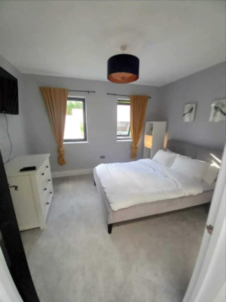 Фото Modern 3 Bedroom House With Stunning Views