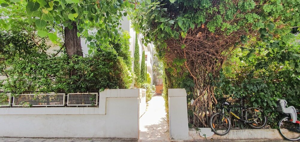 Фото Charming 2bdr apt W Private Garden Tl41