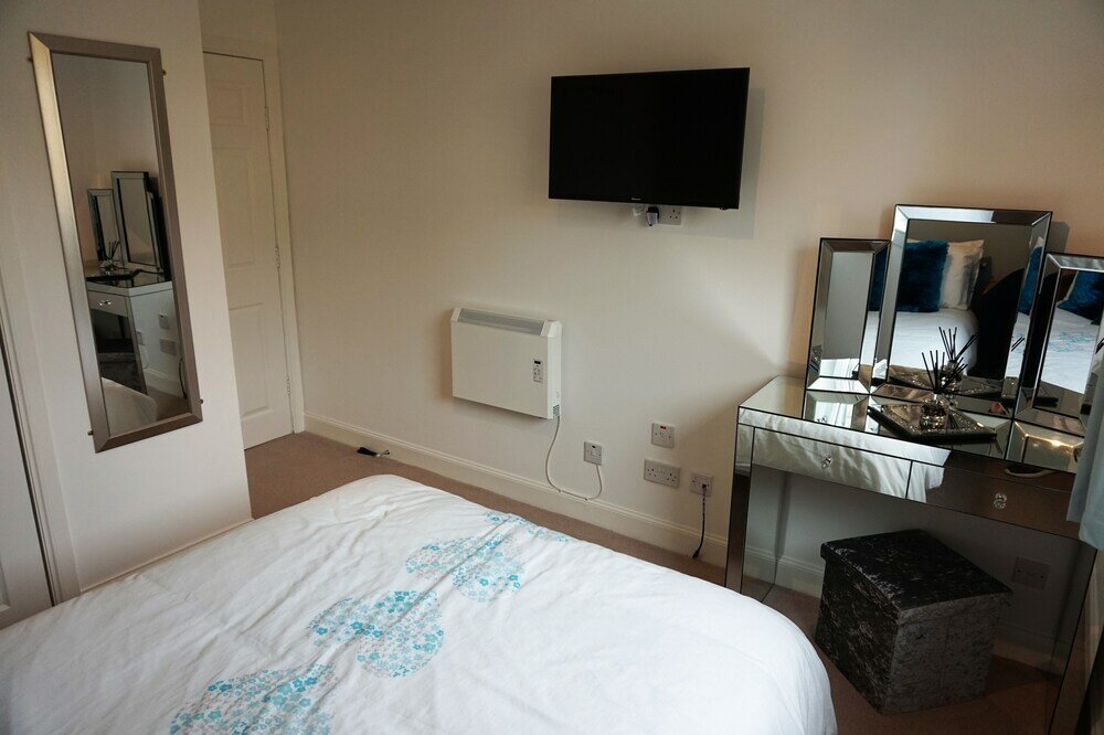 Фото Large Apartment Gla Airport