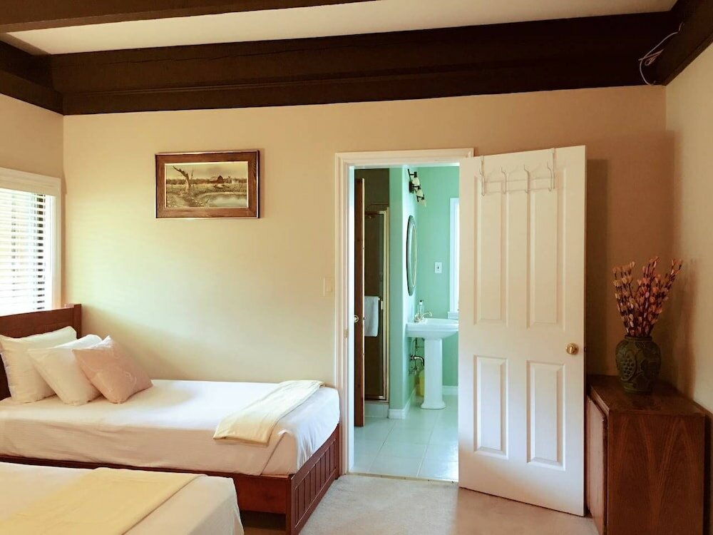 Фото A - Large Coastal Retreat