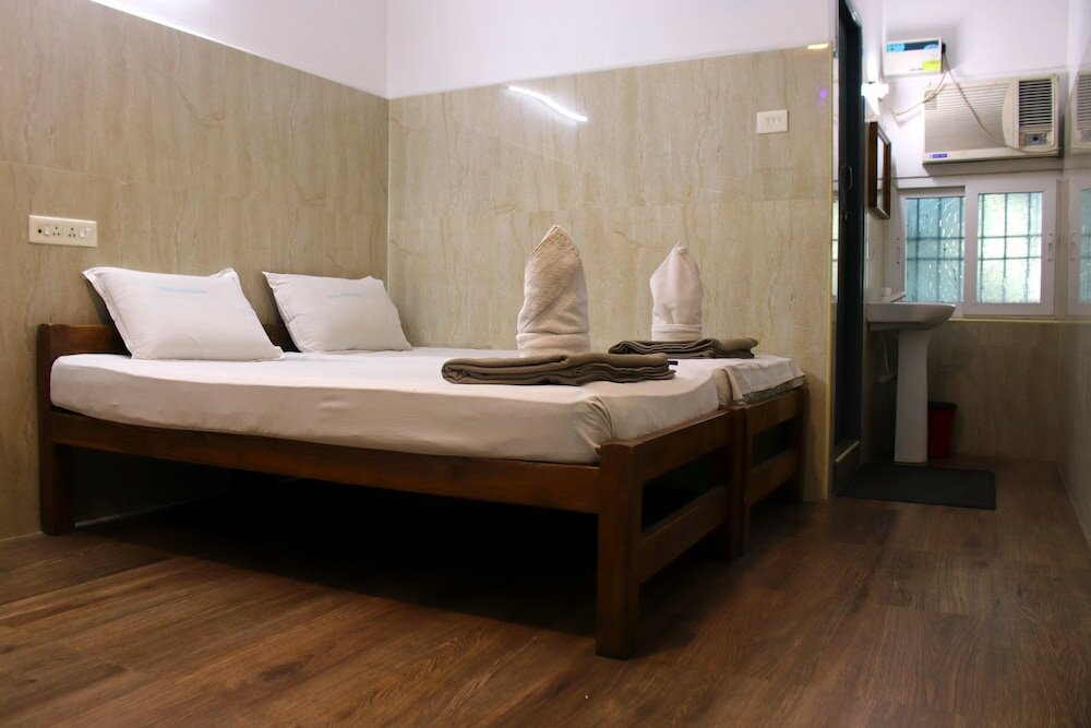 Фото Hotel Saravanaa